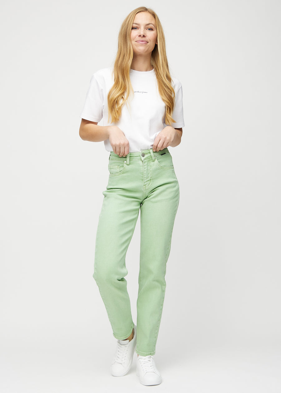 Regular-Jeans für Damen in Hellgrün, Farbe Mints. Ganzkörperansicht eines Models in diesen Jeans.