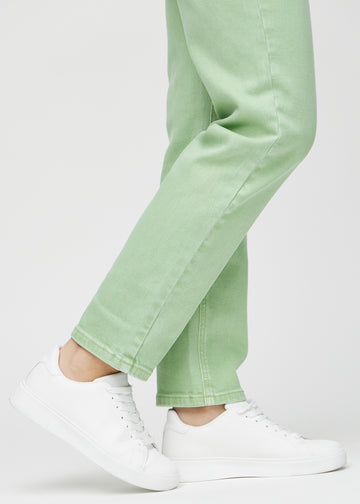 Regular-Jeans für Damen in Hellgrün, Farbe Mints. Nahaufnahme an den Knöcheln eines Models, um den geraden Beinabschluss zu zeigen.