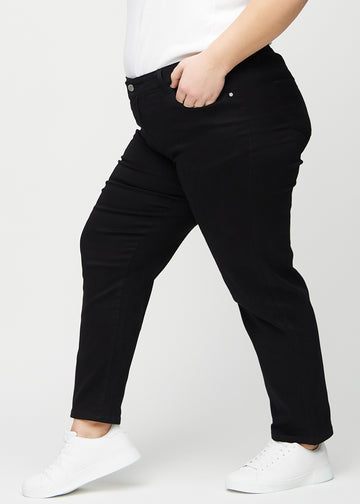 Regular-Jeans für Damen in Schwarz, Farbe Ravens. Seitenansicht an einem Plus-Size-Model.