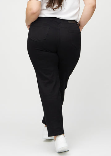 Regular-Jeans für Damen in Schwarz, Farbe Ravens. Rückansicht an einem Plus-Size-Model, die gesamte Passform ist zu sehen.