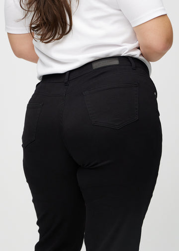 Regular-Jeans für Damen in Schwarz, Farbe Ravens. Nahaufnahme von hinten an einem Plus-Size-Model, um Passform und Details zu zeigen.