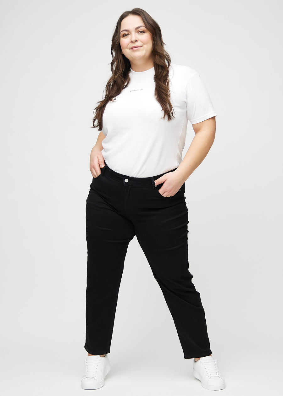 Regular-Jeans für Damen in Schwarz, Farbe Ravens. Ganzkörperansicht eines Plus-Size-Models in diesen Jeans.