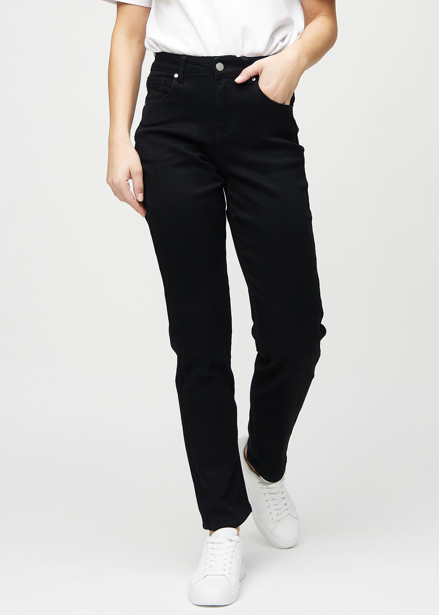 Regular-Jeans für Damen in Schwarz, Farbe Ravens. Vorderansicht an einem Model, mit klassischem geradem Beinverlauf.