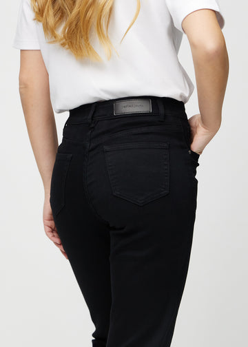 Regular-Jeans für Damen in Schwarz, Farbe Ravens. Nahaufnahme von hinten an einem Model, um Passform und Details zu zeigen.