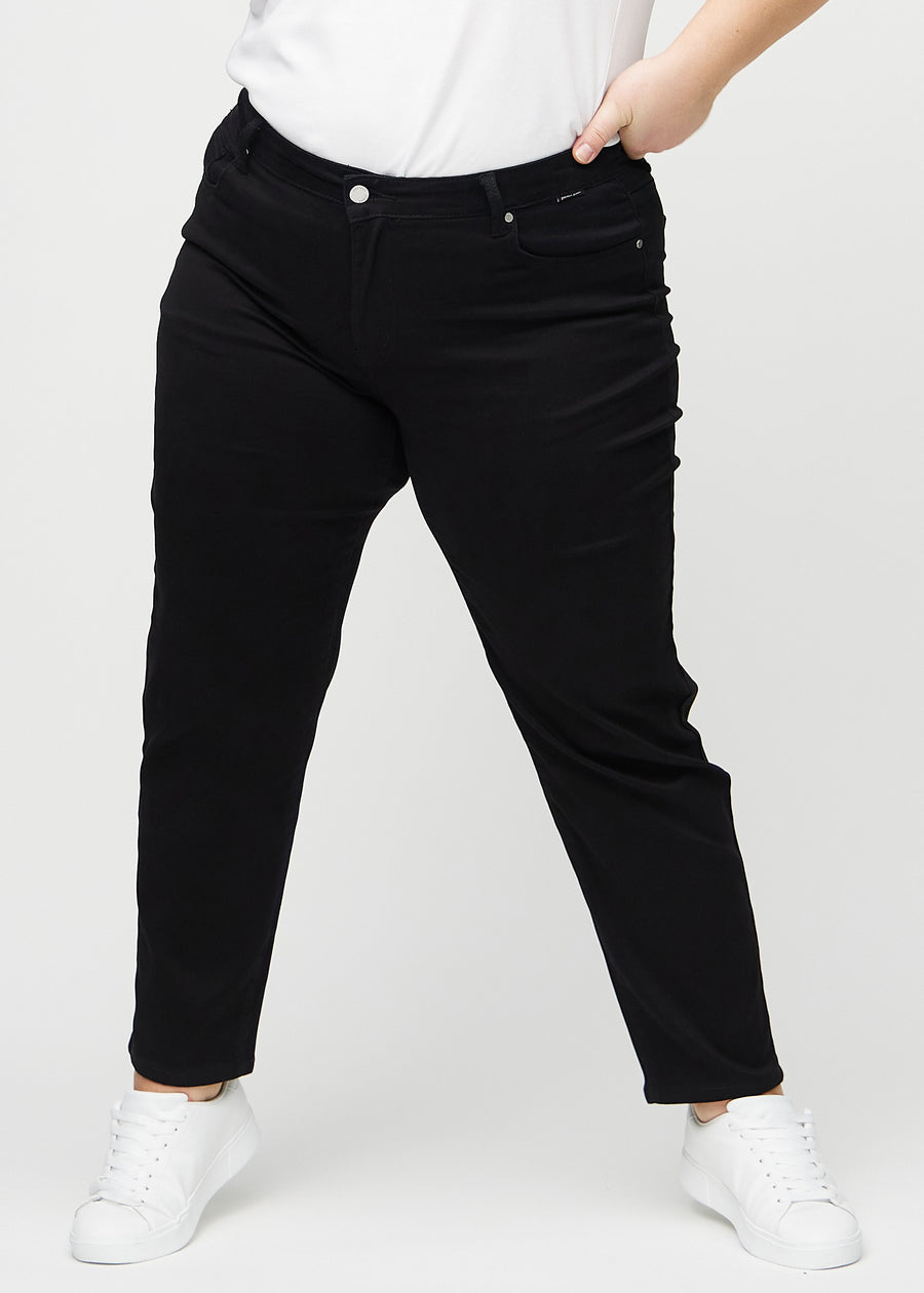 Regular-Jeans für Damen in Schwarz, Farbe Ravens. Vorderansicht an einem Plus-Size-Model, mit klassischem geradem Beinverlauf.