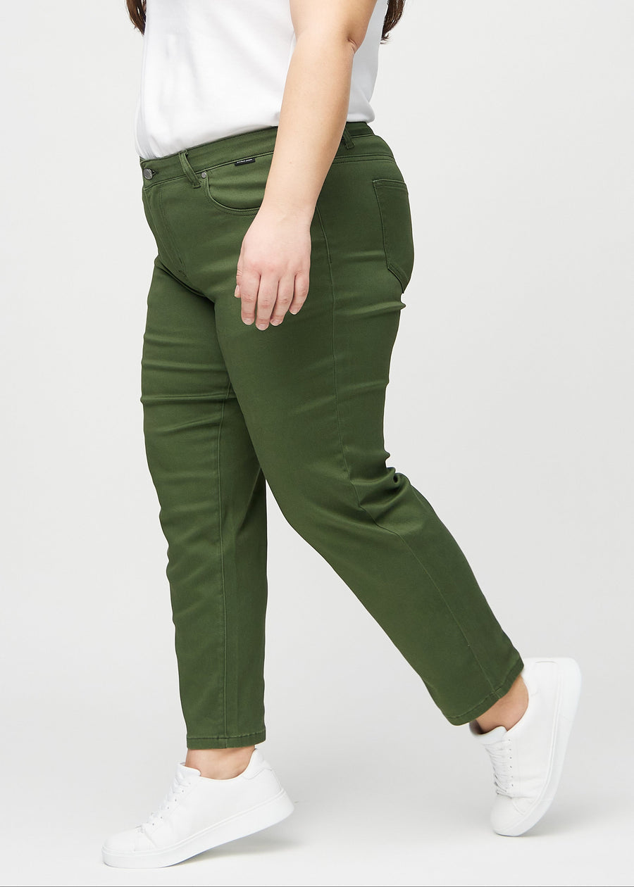Regular-Jeans für Damen in Dunkelgrün, Farbe Renewals. Seitenansicht an einem Plus-Size-Model.