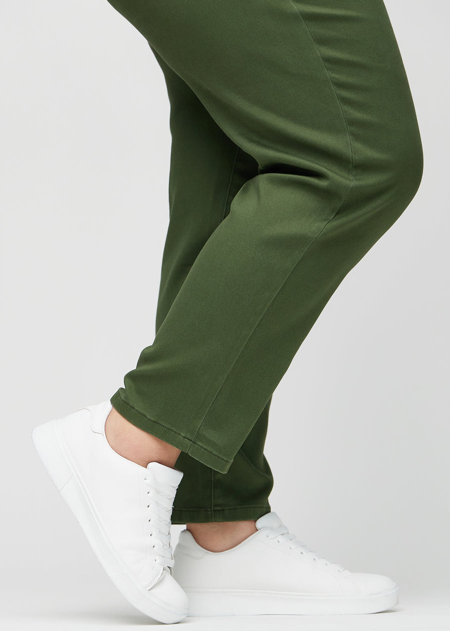 Regular-Jeans für Damen in Dunkelgrün, Farbe Renewals. Nahaufnahme an den Knöcheln eines Plus-Size-Models, um den geraden Beinabschluss zu zeigen.
