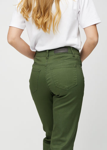Regular-Jeans für Damen in Dunkelgrün, Farbe Renewals. Nahaufnahme von hinten an einem Model, um Passform und Details zu zeigen.