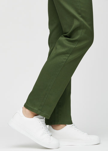 Regular-Jeans für Damen in Dunkelgrün, Farbe Renewals. Nahaufnahme an den Knöcheln eines Models, um den geraden Beinabschluss zu zeigen.
