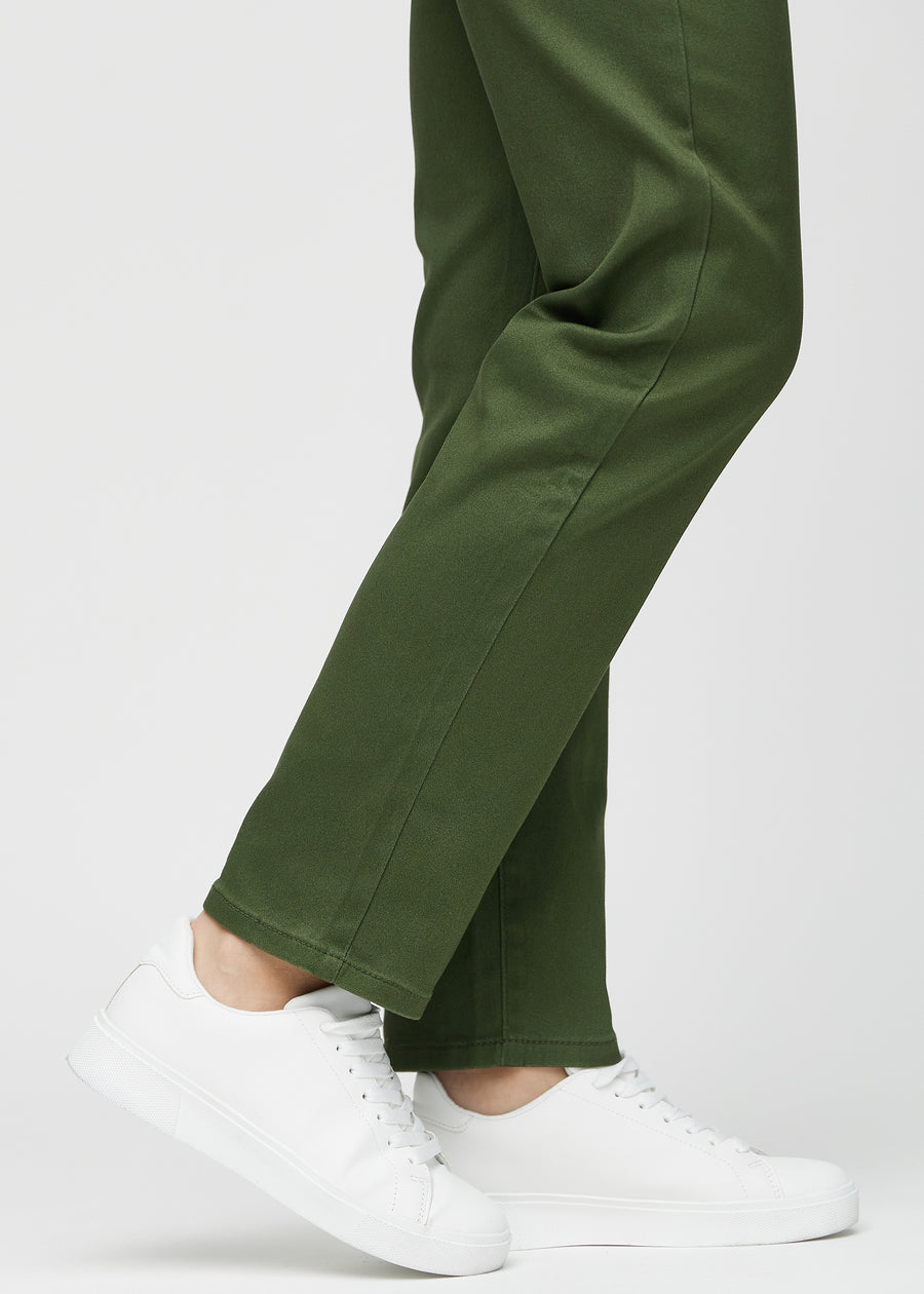 Regular-Jeans für Damen in Dunkelgrün, Farbe Renewals. Nahaufnahme an den Knöcheln eines Models, um den geraden Beinabschluss zu zeigen.