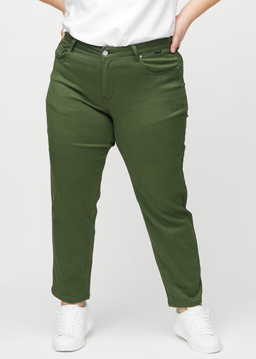 Regular-Jeans für Damen in Dunkelgrün, Farbe Renewals. Vorderansicht an einem Plus-Size-Model, mit klassischem geradem Beinverlauf.