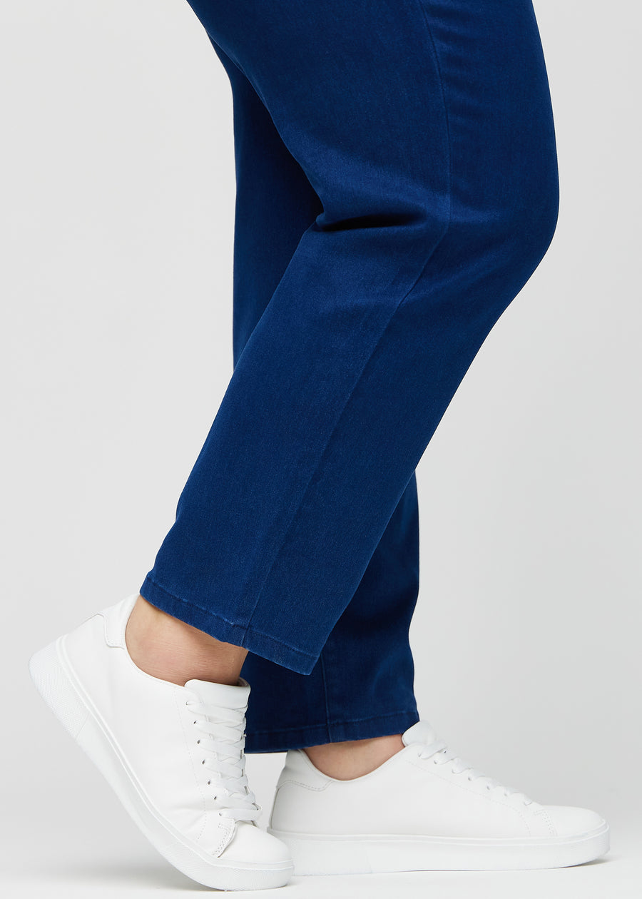 Regular-Jeans für Damen in Dunkelblau, Farbe Royals. Nahaufnahme an den Knöcheln eines Plus-Size-Models, um den geraden Beinabschluss zu zeigen.