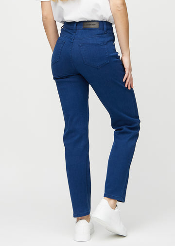 Regular-Jeans für Damen in Dunkelblau, Farbe Royals. Rückansicht an einem Model, die gesamte Passform ist zu sehen.