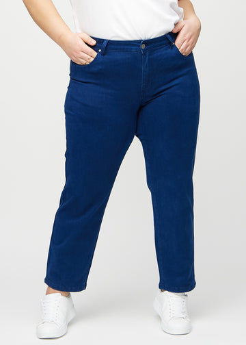 Regular-Jeans für Damen in Dunkelblau, Farbe Royals. Vorderansicht an einem Plus-Size-Model, mit klassischem geradem Beinverlauf.