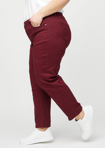 Regular-Jeans für Damen in Dunkelrot, Farbe Santas. Seitenansicht an einem Plus-Size-Model.