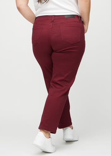 Regular-Jeans für Damen in Dunkelrot, Farbe Santas. Rückansicht an einem Plus-Size-Model, die gesamte Passform ist zu sehen.