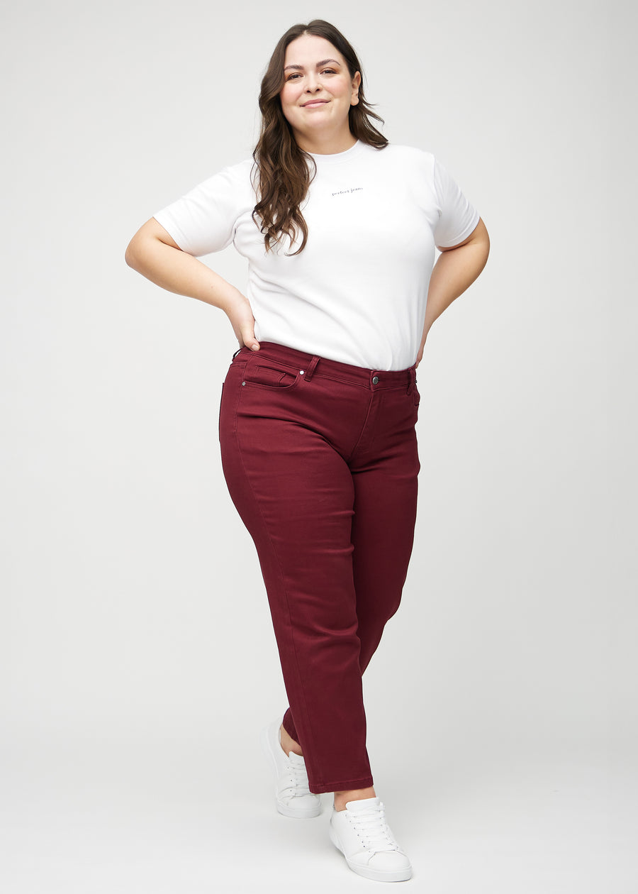 Regular-Jeans für Damen in Dunkelrot, Farbe Santas. Ganzkörperansicht eines Plus-Size-Models in diesen Jeans.