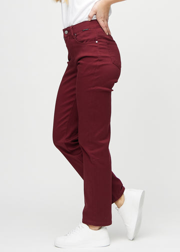 Regular-Jeans für Damen in Dunkelrot, Farbe Santas. Seitenansicht an einem Model.