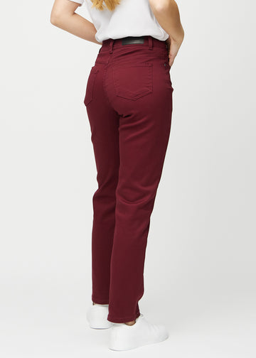 Regular-Jeans für Damen in Dunkelrot, Farbe Santas. Rückansicht an einem Model, die gesamte Passform ist zu sehen.