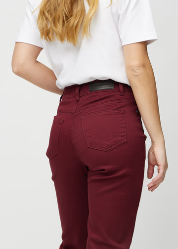 Regular-Jeans für Damen in Dunkelrot, Farbe Santas. Nahaufnahme von hinten an einem Model, um Passform und Details zu zeigen.