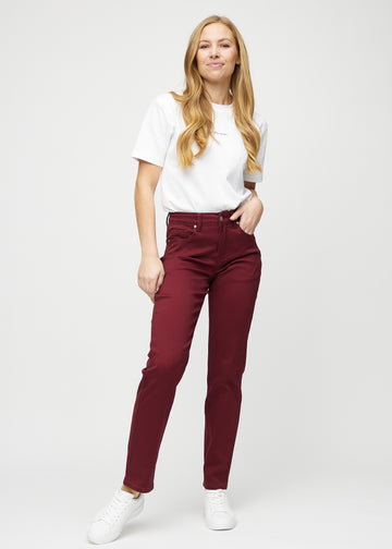 Regular-Jeans für Damen in Dunkelrot, Farbe Santas. Ganzkörperansicht eines Models in diesen Jeans.