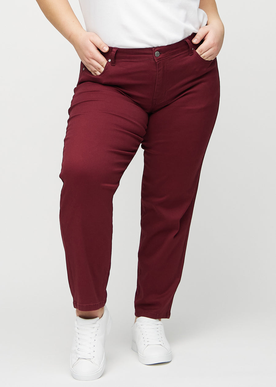 Regular-Jeans für Damen in Dunkelrot, Farbe Santas. Vorderansicht an einem Plus-Size-Model, mit klassischem geradem Beinverlauf.