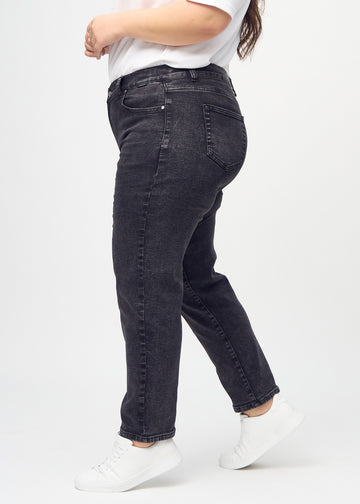 Regular-Jeans für Damen in Dunkelgrau, Farbe Shadows. Seitenansicht an einem Plus-Size-Model.