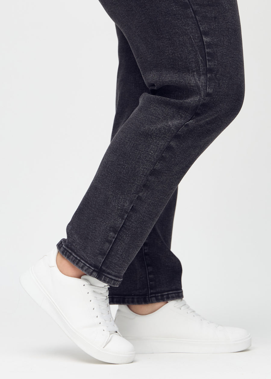 Regular-Jeans für Damen in Dunkelgrau, Farbe Shadows. Nahaufnahme an den Knöcheln eines Plus-Size-Models, um den geraden Beinabschluss zu zeigen.