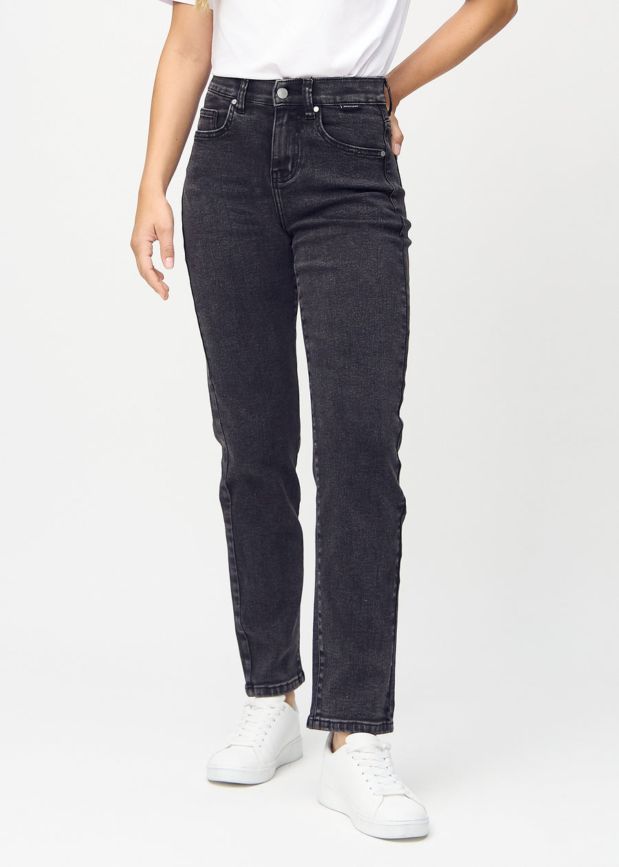 Regular-Jeans für Damen in Dunkelgrau, Farbe Shadows. Vorderansicht an einem Model, mit klassischem geradem Beinverlauf.