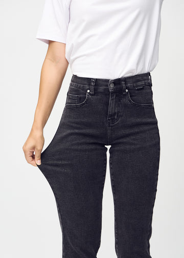 Regular-Jeans für Damen in Dunkelgrau, Farbe Shadows. Ein Model dehnt den Stoff am Oberschenkel, um den Stretch zu zeigen.