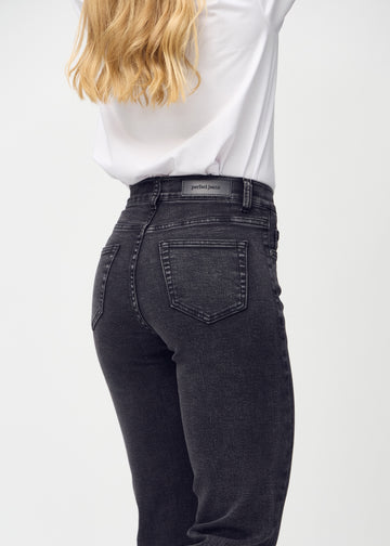 Regular-Jeans für Damen in Dunkelgrau, Farbe Shadows. Nahaufnahme von hinten an einem Model, um Passform und Details zu zeigen.