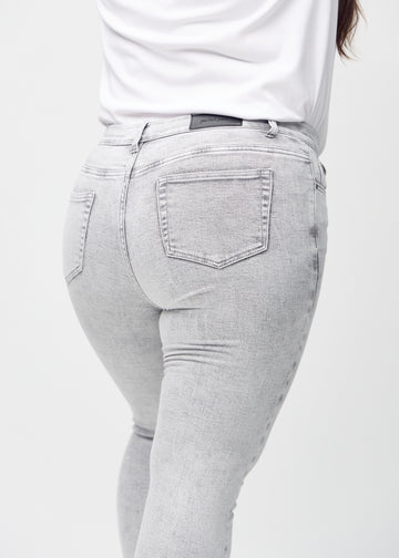 Skinny-Jeans für Damen in Hellgrau, Farbe Ashes. Nahaufnahme der Rückseite an einem Plus-Size-Model, um Details zu zeigen.