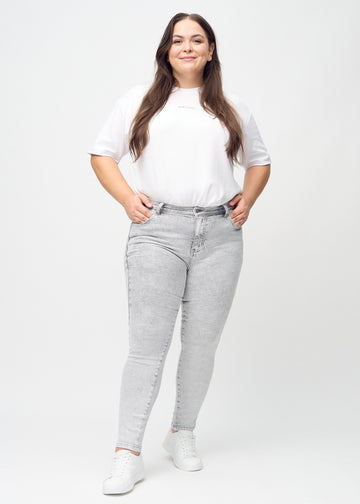 Skinny-Jeans für Damen in Hellgrau, Farbe Ashes. Ganzkörperansicht eines Plus-Size-Models in den Jeans.