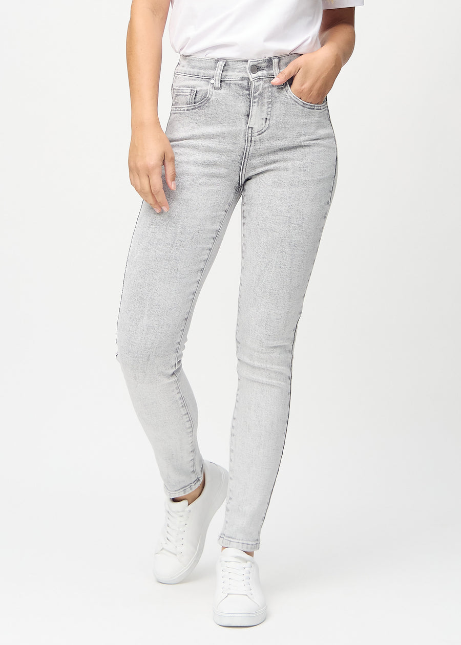 Skinny-Jeans für Damen in Hellgrau, Farbe Ashes. Vorderansicht an einem Model, mit eng anliegenden Beinen.