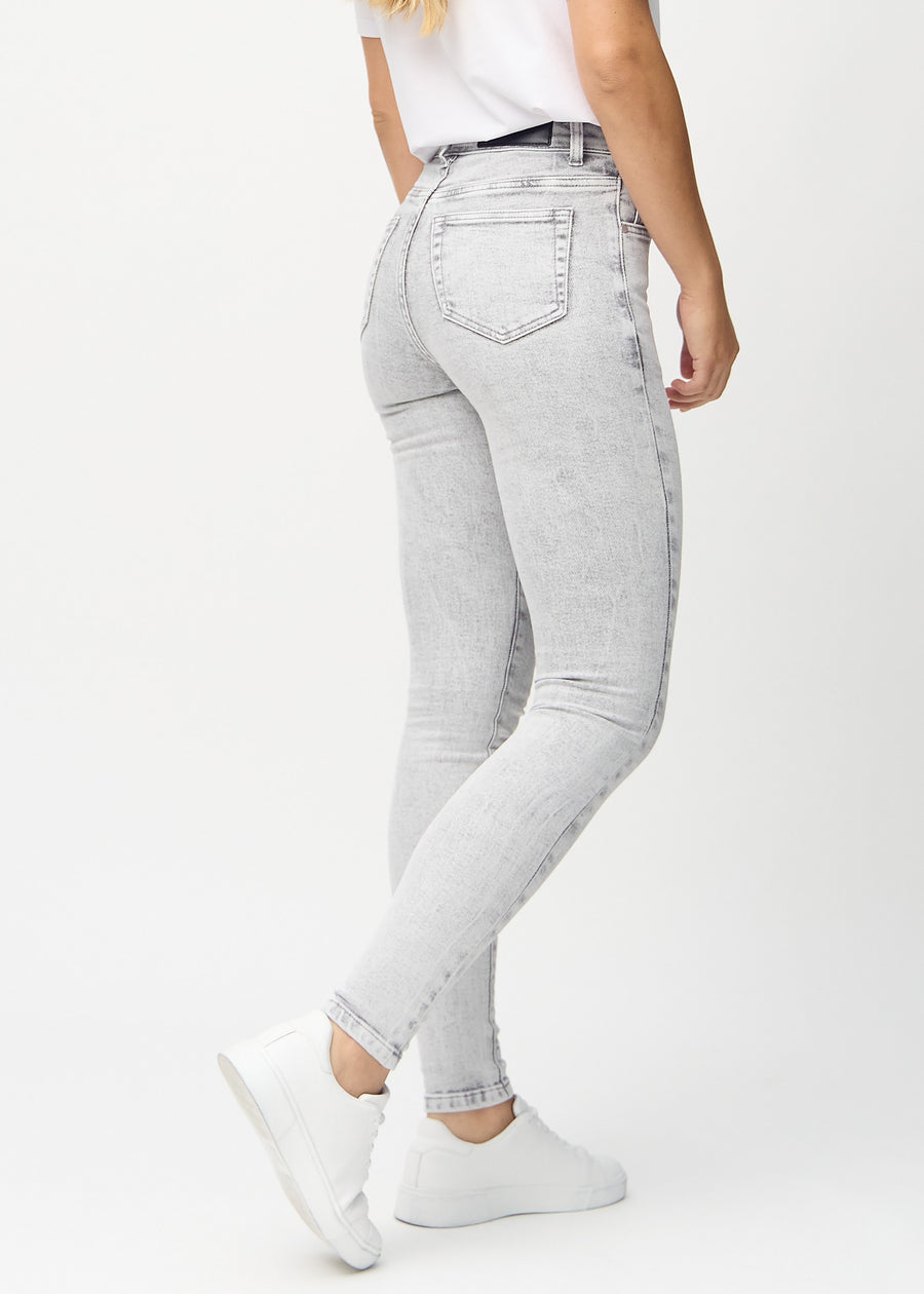 Skinny-Jeans für Damen in Hellgrau, Farbe Ashes. Rückansicht an einem Model mit der gesamten Passform.