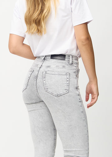 Skinny-Jeans für Damen in Hellgrau, Farbe Ashes. Nahaufnahme der Rückseite an einem Model, um Details zu zeigen.