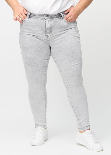 Skinny-Jeans für Damen in Hellgrau, Farbe Ashes. Vorderansicht an einem Plus-Size-Model, mit eng anliegenden Beinen.