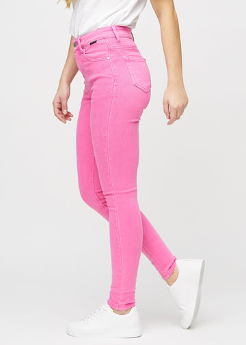 Skinny-Jeans für Damen in Hellrosa, Farbe Flamingos. Seitenansicht an einem Model.