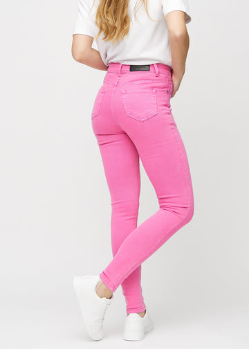 Skinny-Jeans für Damen in Hellrosa, Farbe Flamingos. Rückansicht an einem Model mit der gesamten Passform.