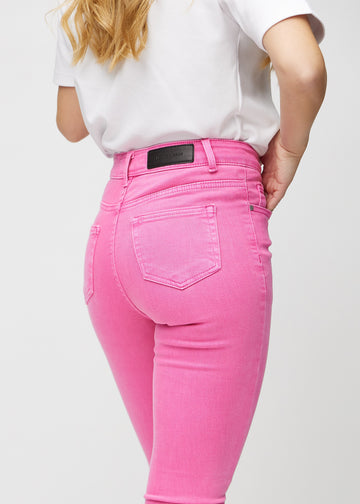 Skinny-Jeans für Damen in Hellrosa, Farbe Flamingos. Nahaufnahme der Rückseite an einem Model, um Details zu zeigen.