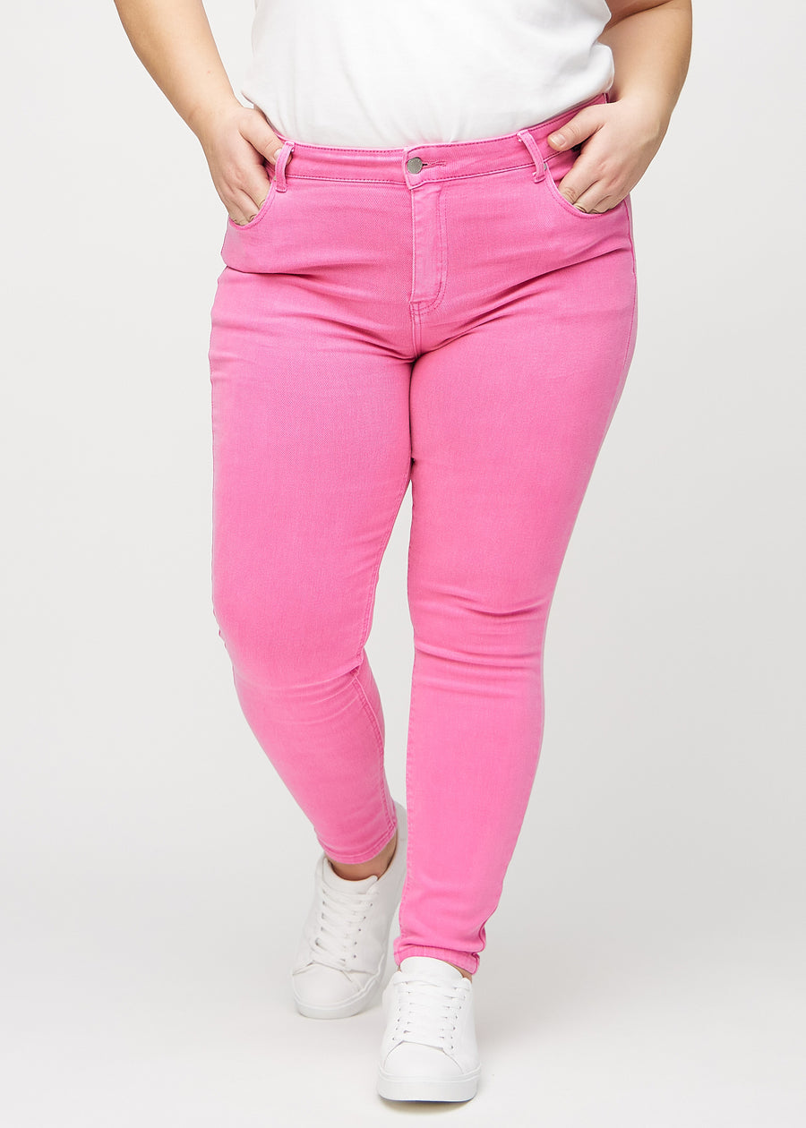 Skinny-Jeans für Damen in Hellrosa, Farbe Flamingos. Vorderansicht an einem Plus-Size-Model, mit eng anliegenden Beinen.