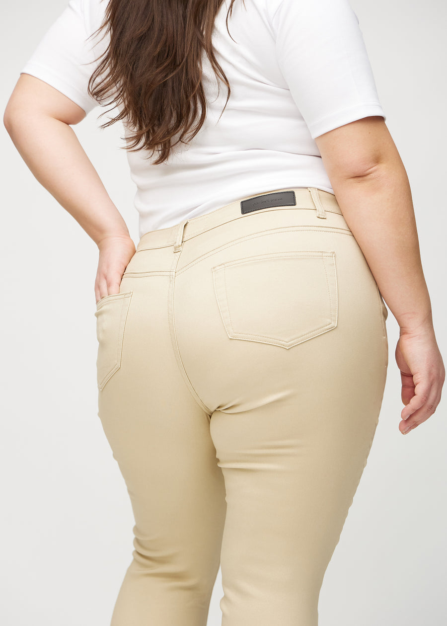 Skinny-Jeans für Damen in Beige, Farbe Gazelles. Detailansicht der Rückseite an einem Plus-Size-Model.