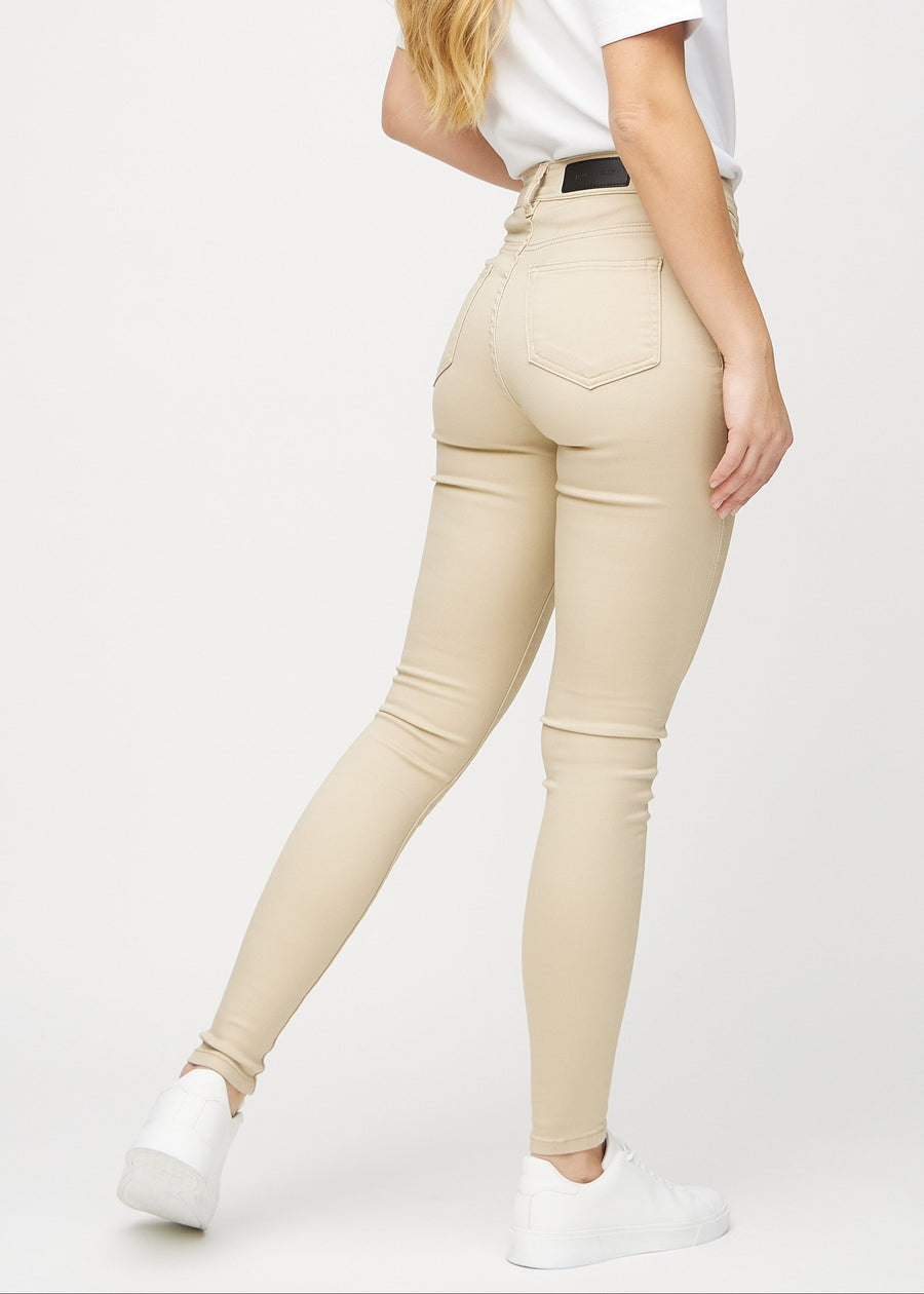 Skinny-Jeans für Damen in Beige, Farbe Gazelles. Rückansicht an einem Model, die gesamte Passform ist zu sehen.