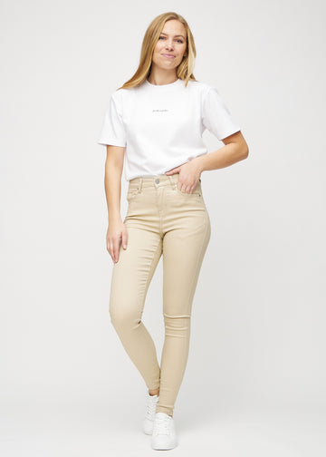 Skinny-Jeans für Damen in Beige, Farbe Gazelles. Ganzkörperansicht eines Models in den Jeans.