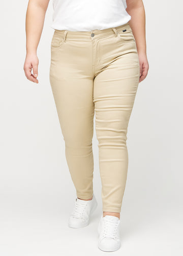 Skinny-Jeans für Damen in Beige, Farbe Gazelles. Vorderansicht an einem Plus-Size-Model; die Jeans liegen eng am Bein an.