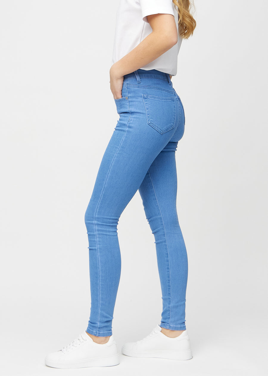 Skinny-Jeans für Damen in Blau, Farbe Geraniums. Seitenansicht an einem Model.