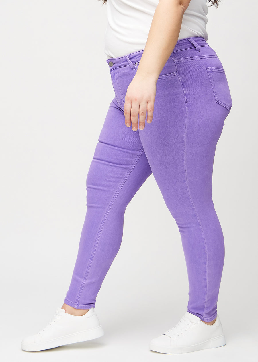 Skinny-Jeans für Damen in Lila, Farbe Lavenders. Seitenansicht an einem Plus-Size-Model.