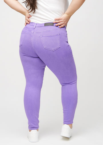 Skinny-Jeans für Damen in Lila, Farbe Lavenders. Rückansicht an einem Plus-Size-Model mit der gesamten Passform.