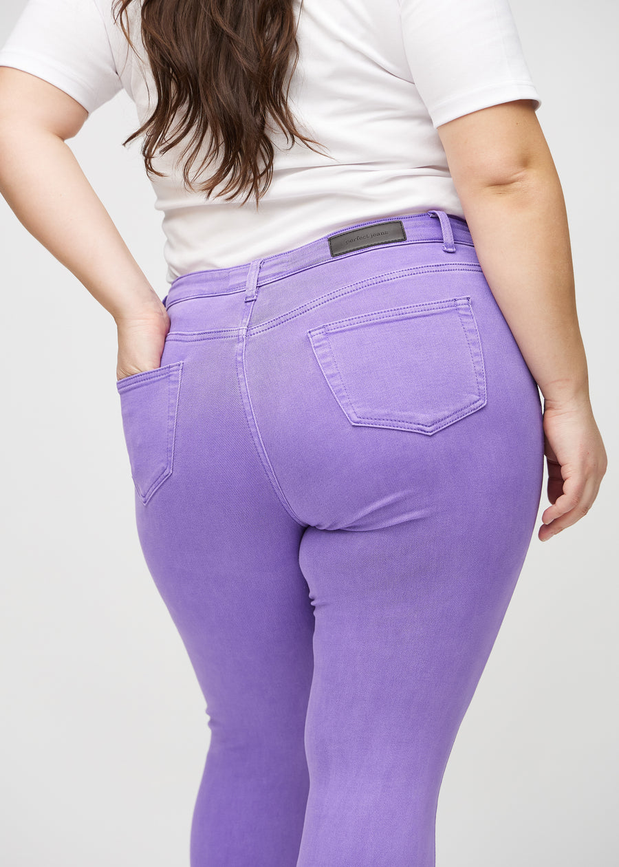 Skinny-Jeans für Damen in Lila, Farbe Lavenders. Nahaufnahme der Rückseite an einem Plus-Size-Model, um Details zu zeigen.