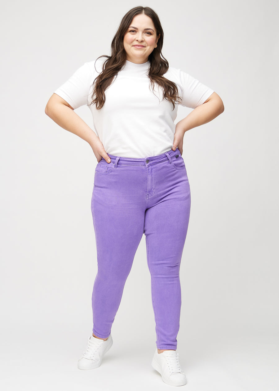 Skinny-Jeans für Damen in Lila, Farbe Lavenders. Ganzkörperansicht eines Plus-Size-Models in den Jeans.